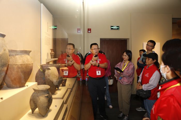 山西博物院志愿者为我院志愿者讲解.jpg