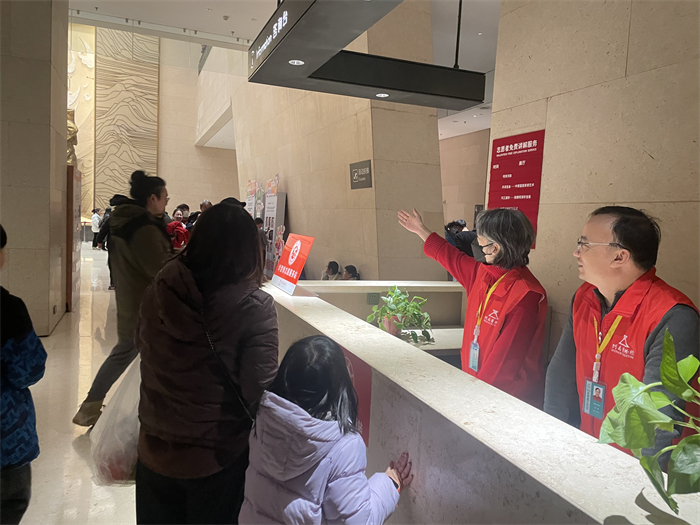 志愿者在服务台咨询.jpg