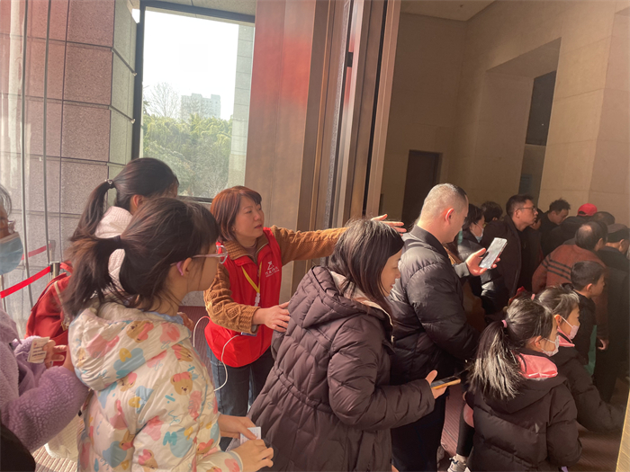 志愿者引导观众有序进入展厅.jpg