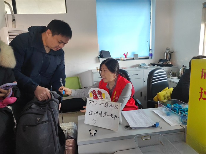 志愿者在存包处服务.jpg