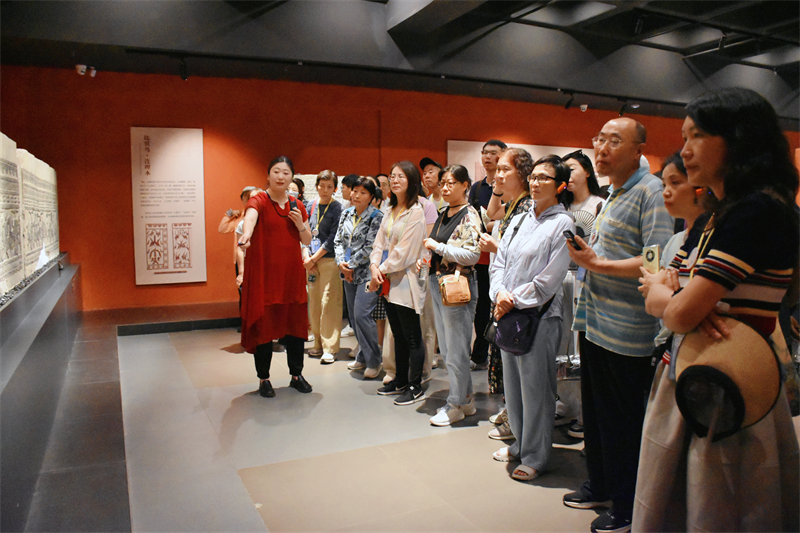 徐州汉画像石艺术馆志愿者为我院志愿者讲解学习 (2).jpg