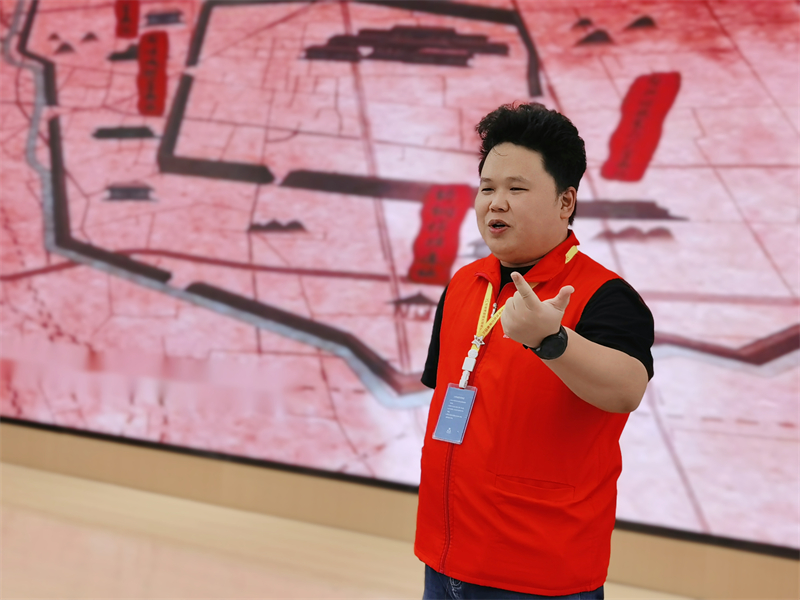 志愿者刘焱为师生讲述《行走豫博 读懂中国—亚洲精品久久久久中文第一幕-国产亚洲精品久久久久久打不开-国产成人精品中文字幕-少妇邻居内射在线-国产精产国品一二三在观看九大镇院之宝》的中原故事.jpg