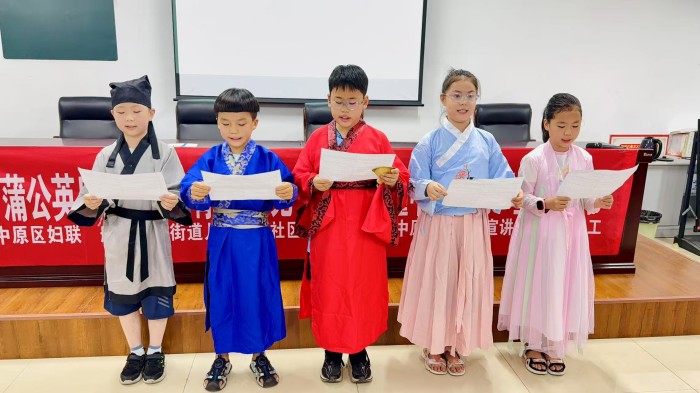 互动活动中，孩子们身着传统服饰，表演志愿者设计的“甲骨文”小话剧.jpg